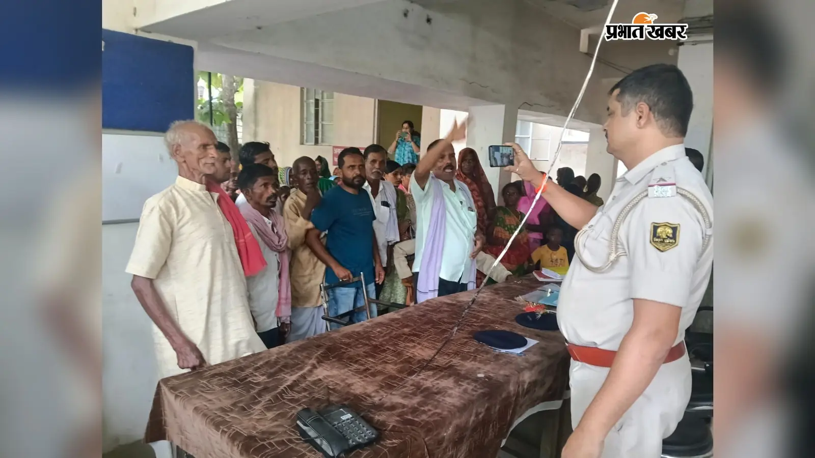 सीतामढ़ी: जिला परिषद सदस्य के आवास पर फायरिंग मामले में भड़के ग्रामीण, डुमरा थाने का किया घेराव