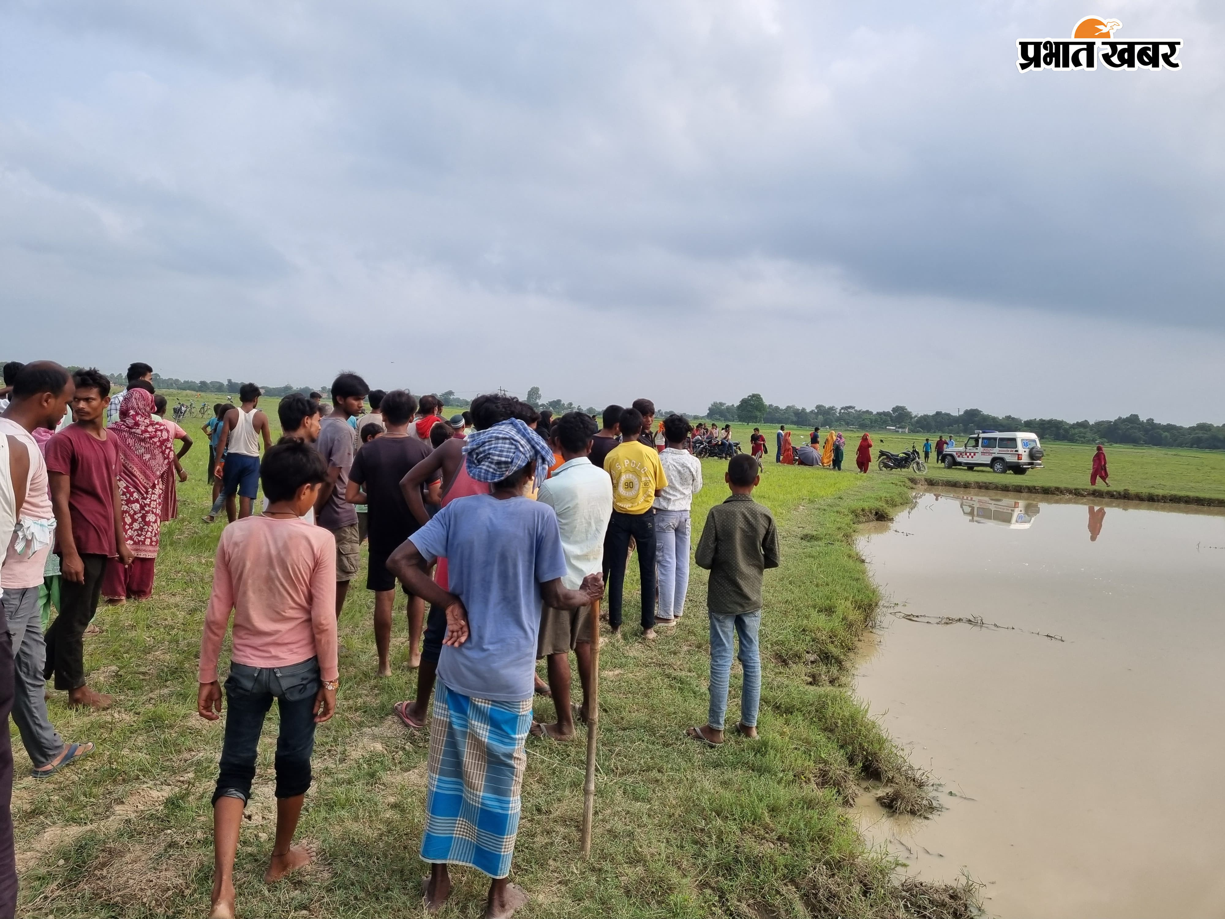 फोटो :- बेनीपट्टी के समदा गांव में घटना स्थल के पास जुटी लोगों की भीड़ व जांच करती पुलिस तथा गड्ढे के पास जुटी लोगों की भीड़ | Prabhat Khabar Network