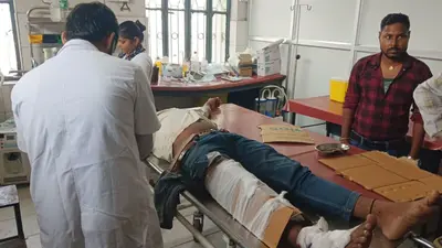कैमूर के मोहनिया अनुमंडलीय अस्पताल में फ्रैक्चर पैर को कार्टून से बांधकर रेफर करने का मामला, दो जीएनएम से स्पष्टीकरण