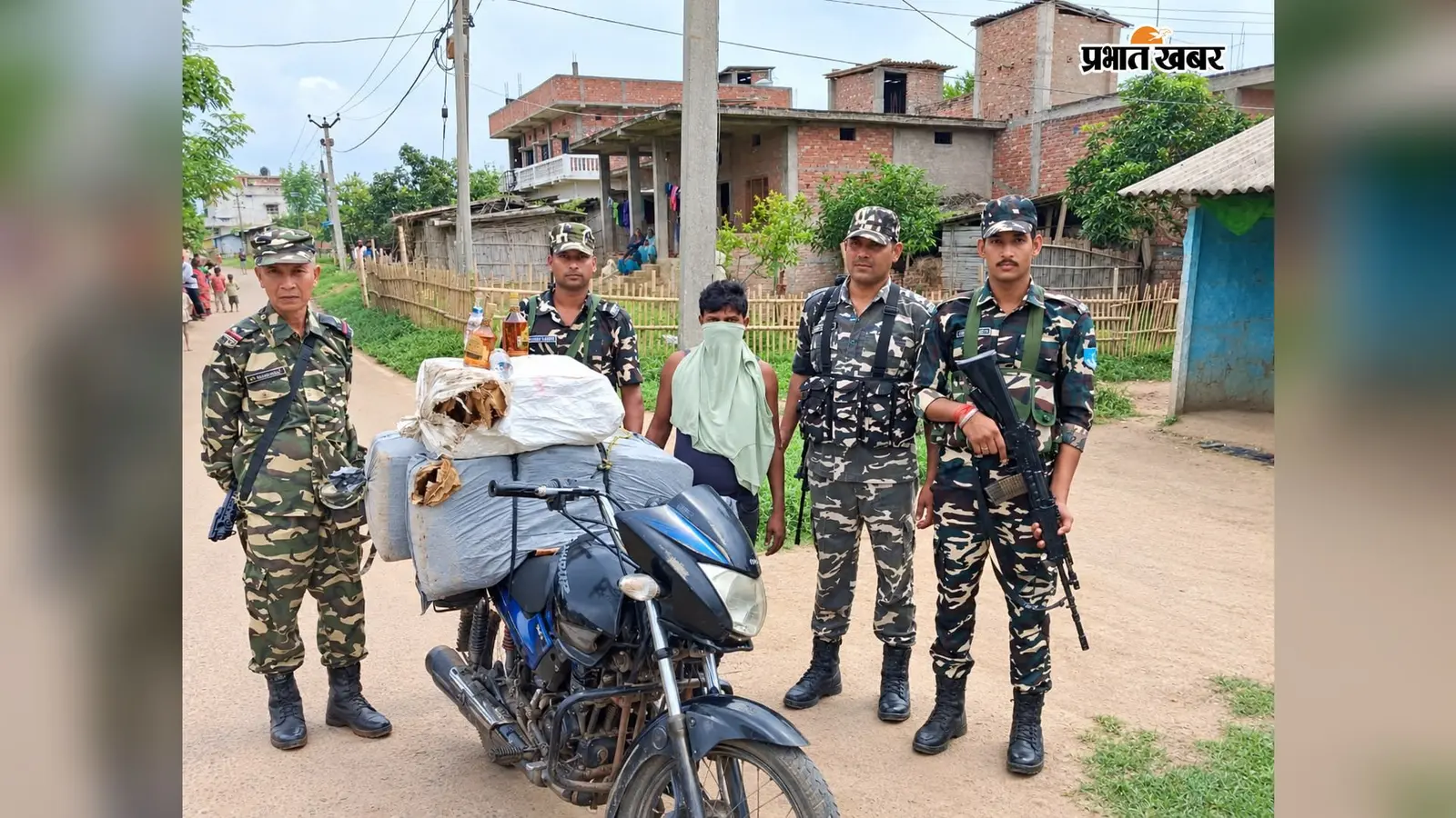 बॉर्डर पर 328 बोतल शराब के साथ तस्कर गिरफ्तार, बाइक से नेपाल की ओर से ला रहा था खेप