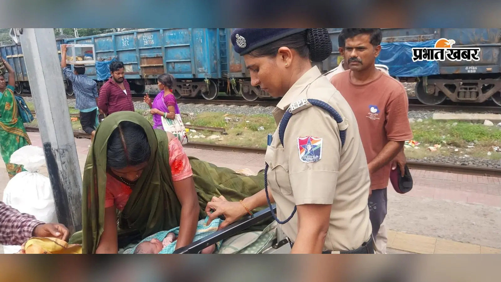 हैदराबाद-दरभंगा एक्सप्रेस में बिगड़ी महिला की हालत, झाझा स्टेशन पर RPF-GRP ने उतारकर अस्पताल पहुंचाया, सुरक्षित हुआ प्रसव
