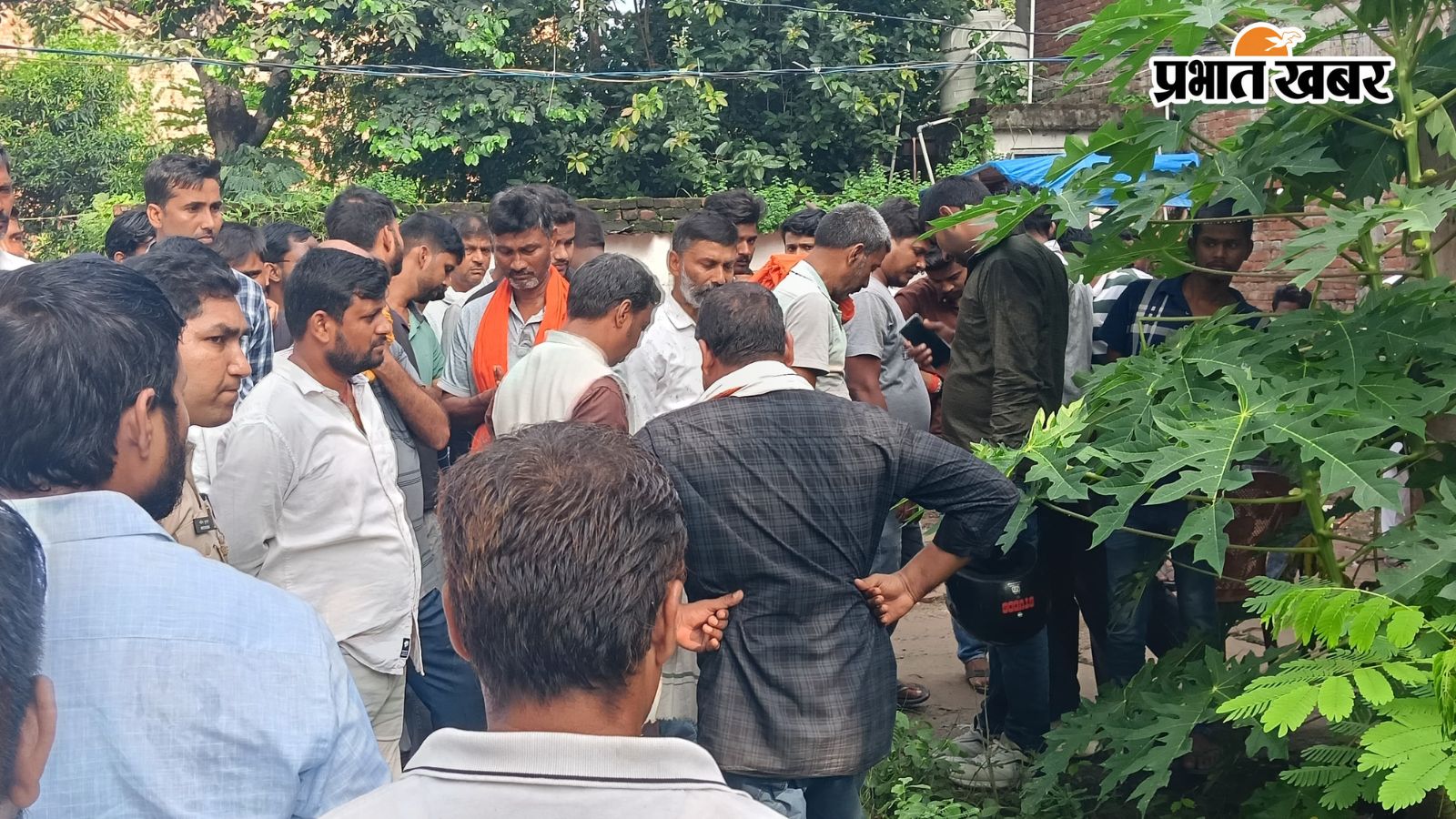 घर के बाहर ग्रामीणों की जुटी भीड़