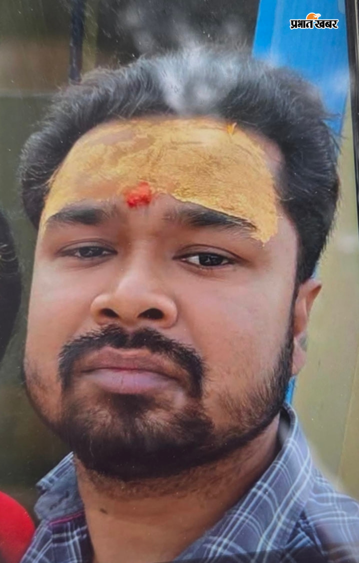 1. घटनास्थल पर लगी भीड़ और क्षतिग्रस्त वाहन को सड़क से हटाता जेसीबी 2. सोनो अस्पताल में घायल का होता इलाज 3. मृतक सुशील वर्णवाल का फाइल फोटो 4. मृतक मासूम प्रिया का फाइल फोटो | Prabhat Khabar Network