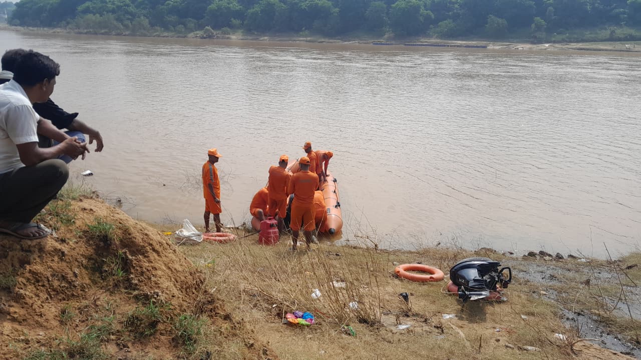 नदी से शव निकालती एनडीआरएफ की टीम.