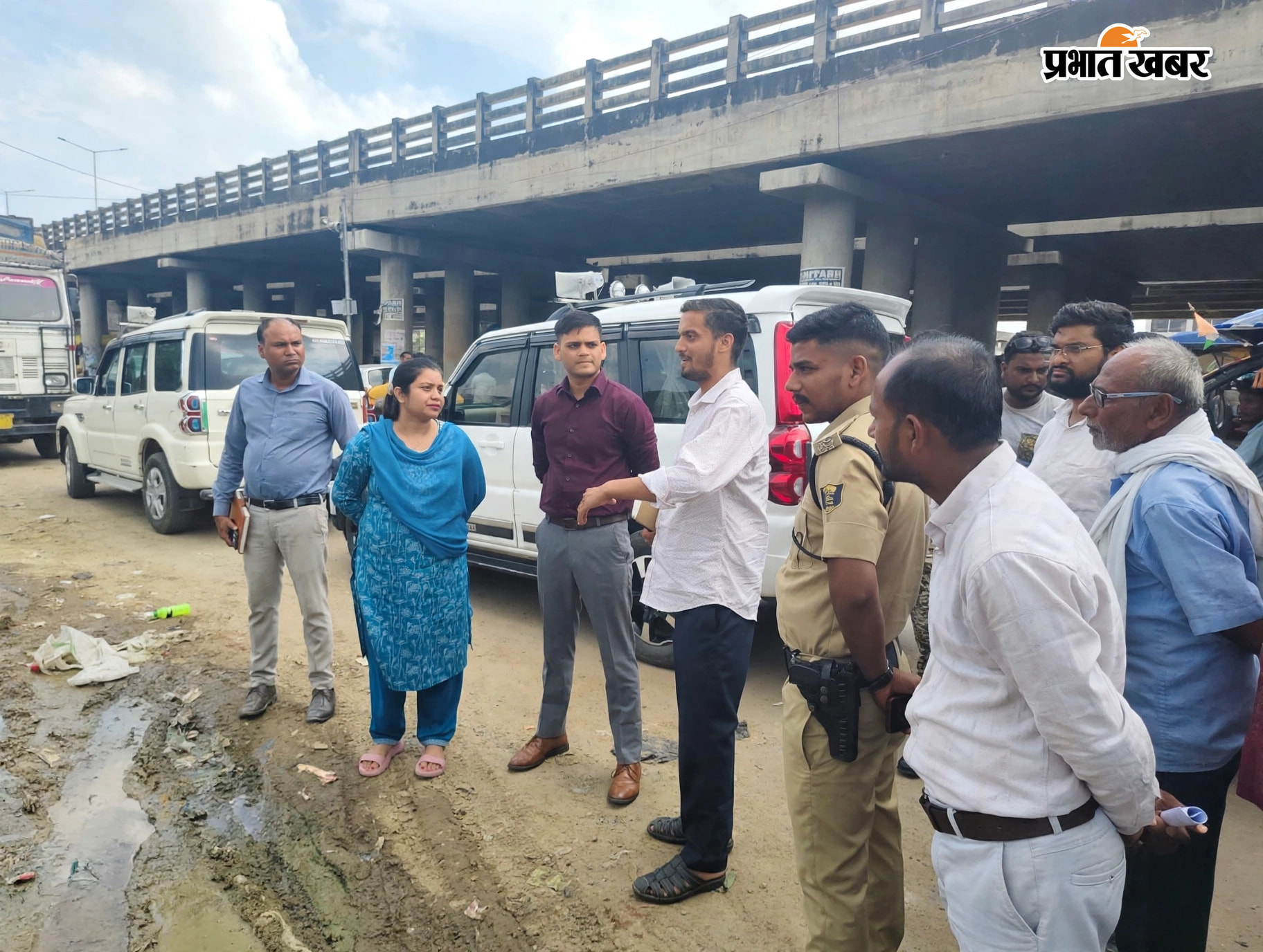 पार्किंग सब्जी मंडी आदि के लिए स्थल निरीक्षण करते एसडीओ जतिन कुमार साथ में नगर कार्यपालक पदाधिकारी रिचा प्रियदर्शिनी एवं अन्य पदाधिकारी | Prabhat Khabar Network