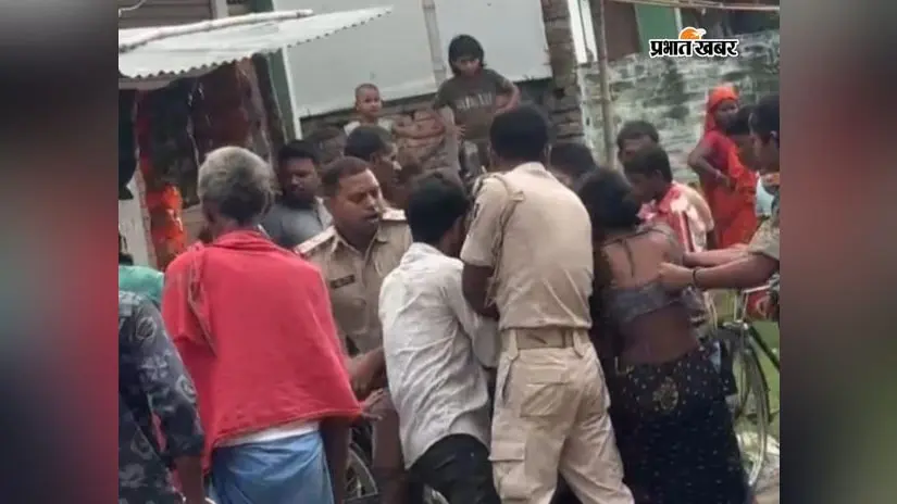 वांछित आरोपी को पकड़ने पहुंची पुलिस को ग्रामीणों ने घेरा, जवान पर हमला कर आरोपी को छुड़ाया