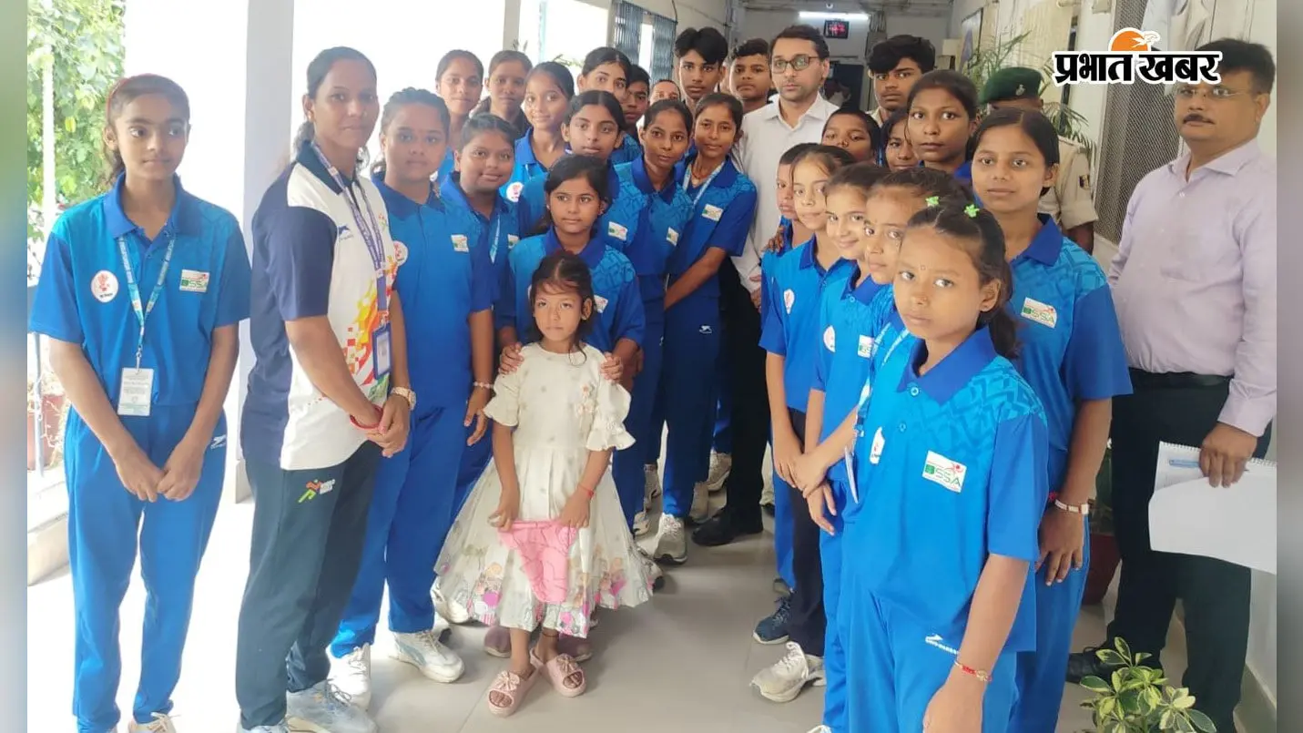 25 बेटियों ने बढ़ाया खेल का हौसला, डीएम से मिलकर दिखाया भारोत्तोलन में आगे बढ़ने का सपना