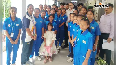 25 बेटियों ने बढ़ाया खेल का हौसला, डीएम से मिलकर दिखाया भारोत्तोलन में आगे बढ़ने का सपना