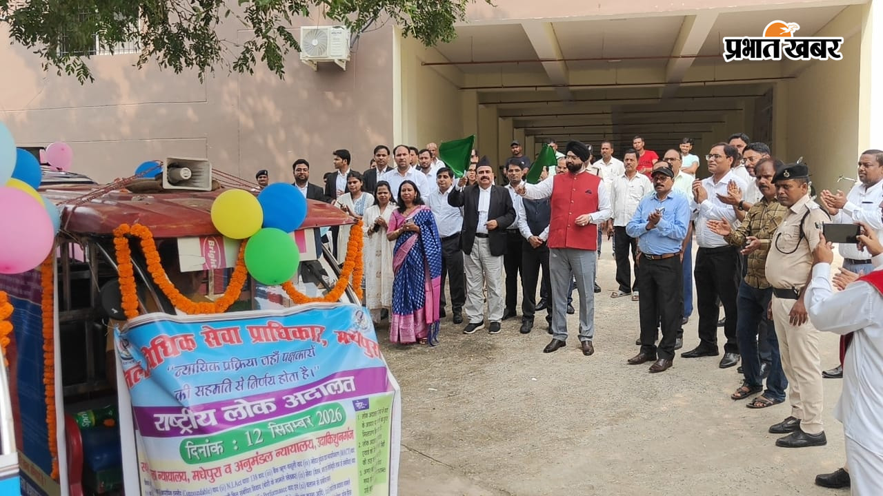 हरी झंडी दिखाकर लोक अदालत के लिए जागरूकता रथ को रवाना करते प्रधान जिला जज एवं अन्य ,प्रेस वार्ता को संबोधित करते प्रधान जिला जज | Prabhat Khabar Network