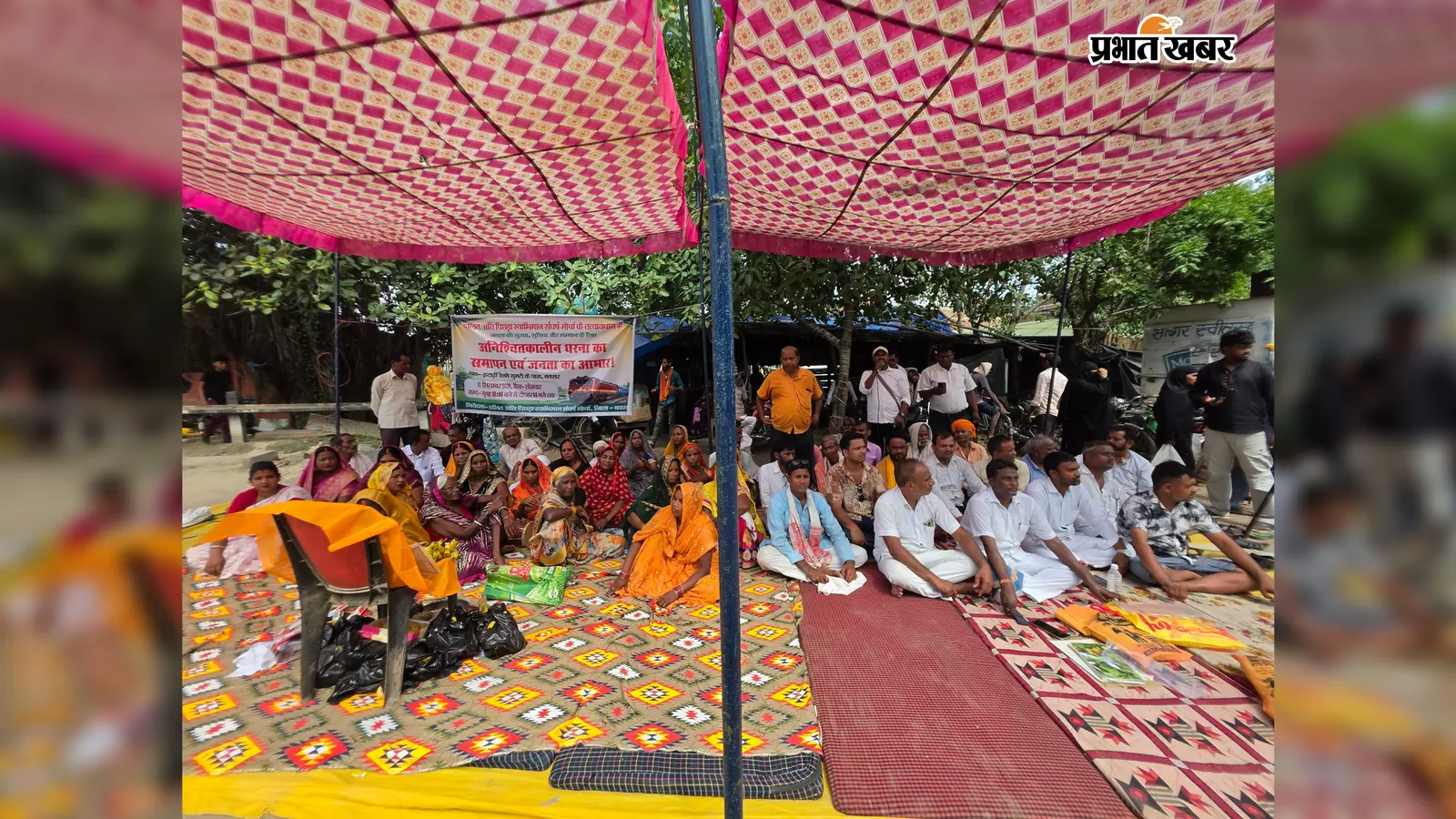 इटाढ़ी रेलवे गुमटी खोलने की मांग को लेकर जारी धरना समाप्त, मोर्चा ने जनता का जताया आभार