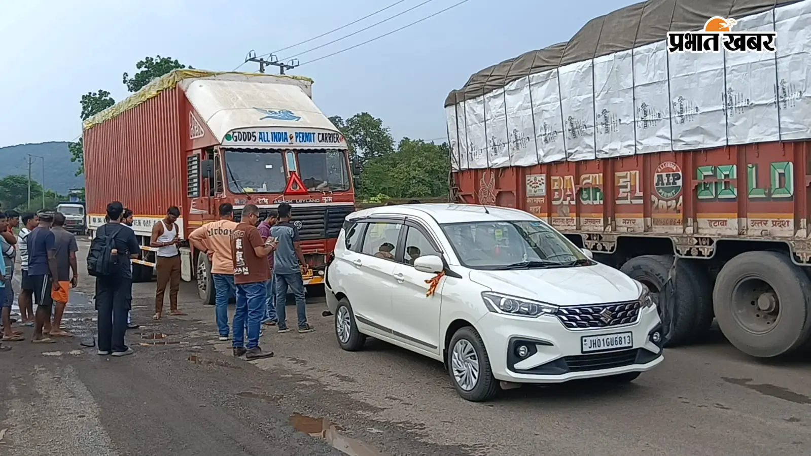 रांची से जमशेदपुर लौट रही कार घोड़ानेगी चौक के पास ट्रक से जा भिड़ी, फिर...