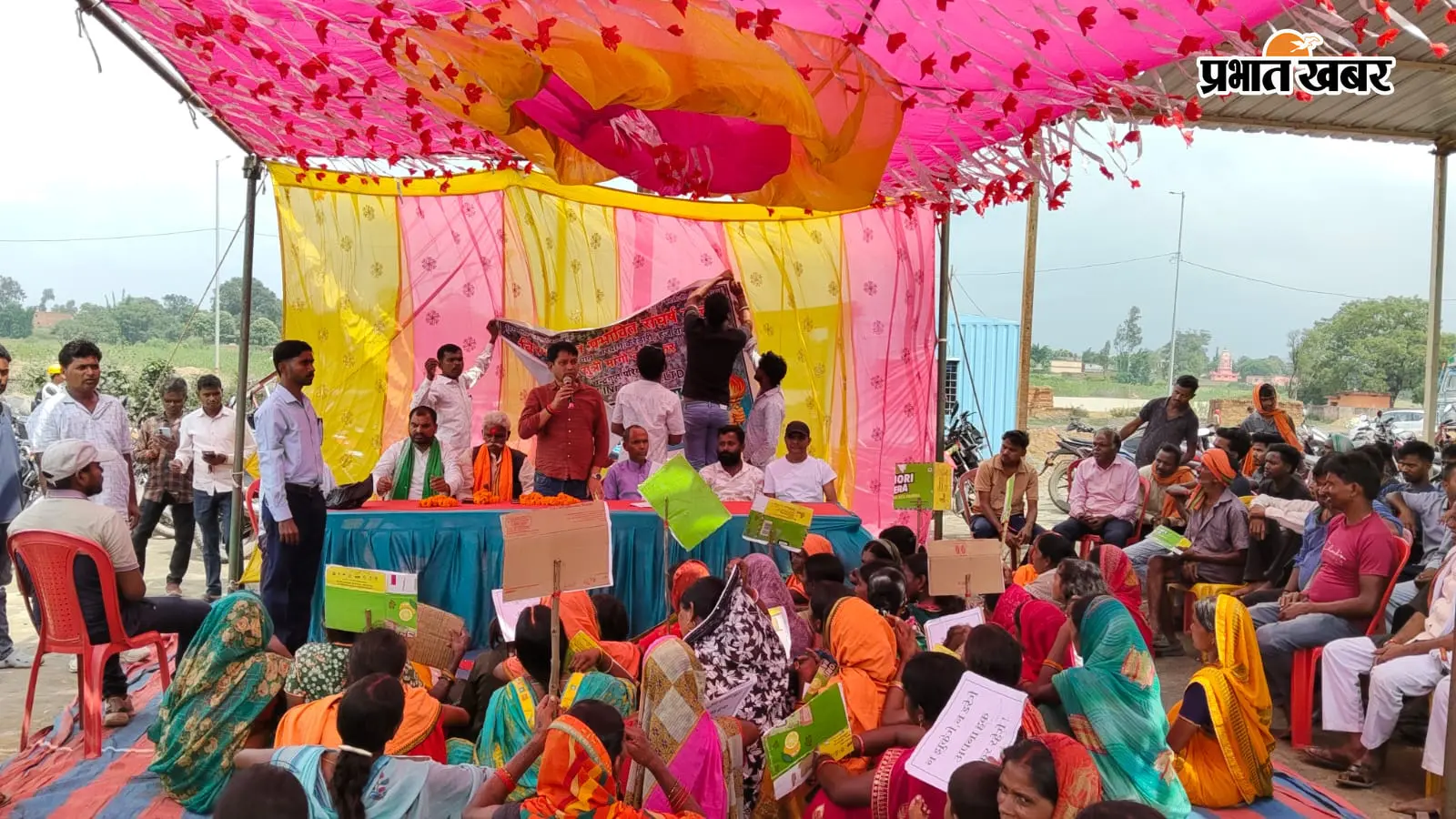 विस्थापितों का आठ सूत्री मांगों को लेकर जोरदाग कोल परियोजना परिसर में धरना