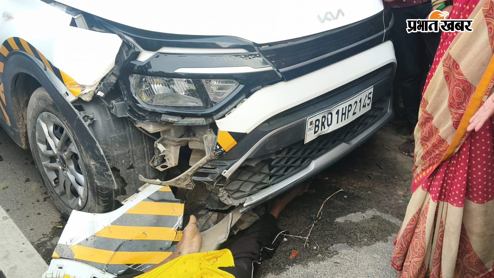 फोटो -घटनास्थल पर मौजूद भीड़ फोटो -घटनास्थल पर क्षतिग्रस्त वाहन फोटो -मृतक के रोते बिलखते परिजन | Prabhat Khabar Network