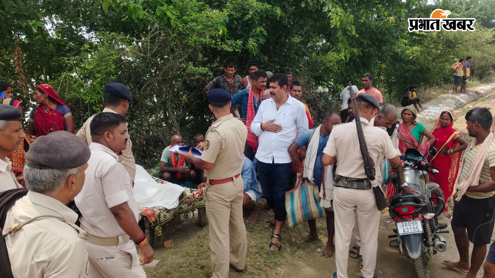 शव के पास आवश्यक कागजात पूरी करती पुलिस | Prabhat Khabar Network