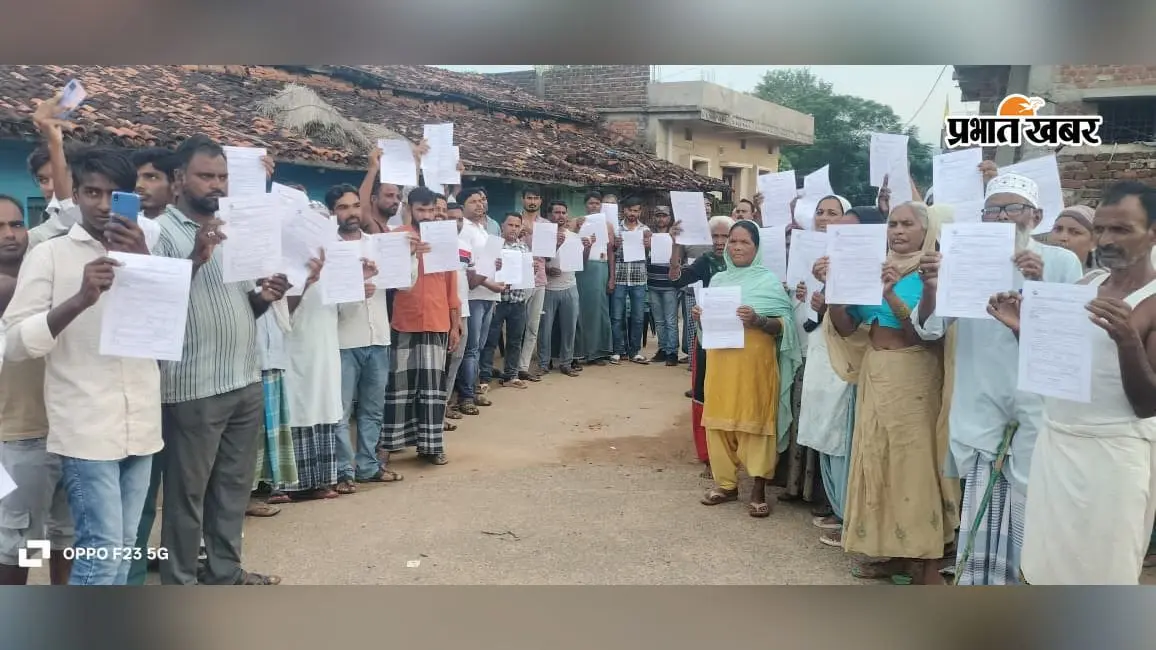 लातेहार में फार्म-7 को लेकर ग्रामीणों में आक्रोश, 140 मुस्लिम मतदाताओं के नाम हटाने का दबाव देने का आरोप