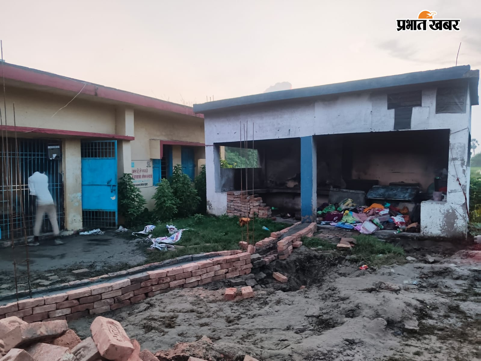 पचौड़र यात्री शेड में वृद्ध महिला के निधन के बाद बिखरे कपड़े व अन्य सामान | Prabhat Khabar Network