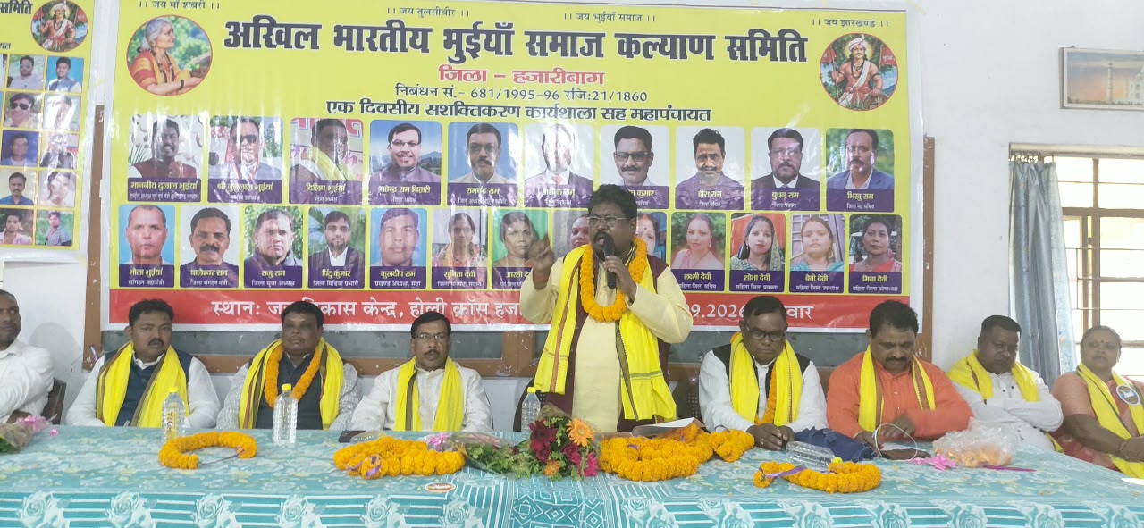 संबोधित करते दुलाल भुइयां.