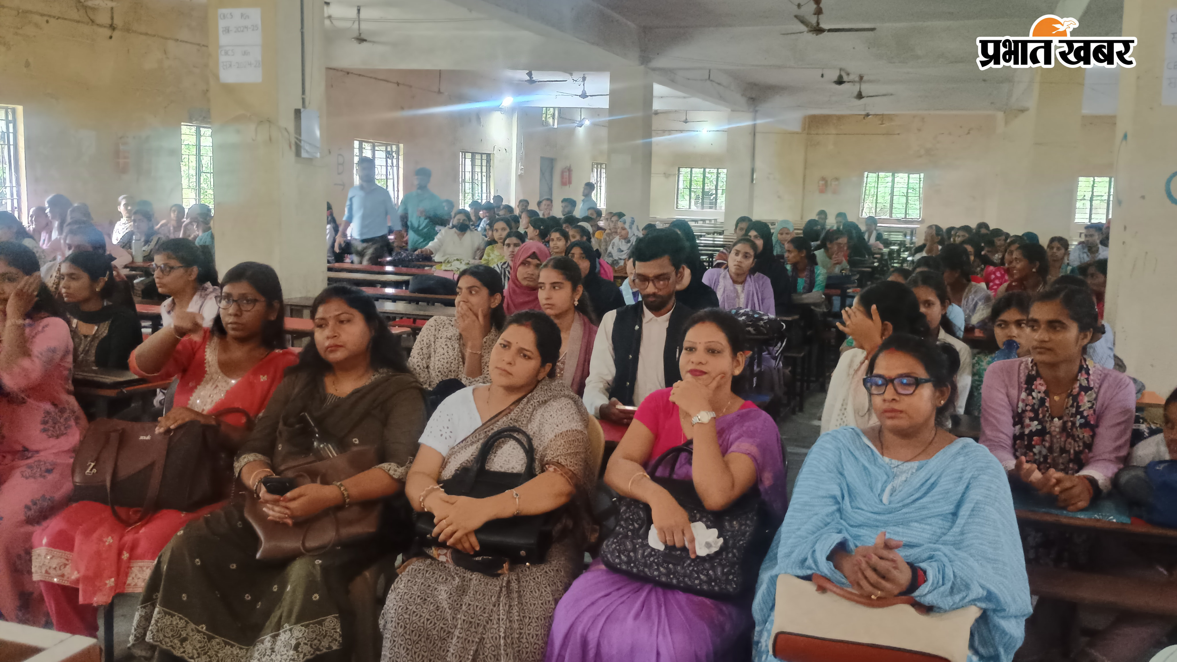 फोटो:- प्राचार्य को साल देकर सम्मानित करते राजनीतिक विभाग के प्रोफेसर डॉ अनुजा सिंह फोटो:- कार्यक्रम में शामिल कॉलेज के प्राचार्य, शिक्षक व अतिथि फोटो:- कार्यक्रम में शामिल शिक्षक व छात्र छात्राएं फोटो:- कार्यक्रम में शामिल छात्र छात्राएं | Prabhat Khabar Network