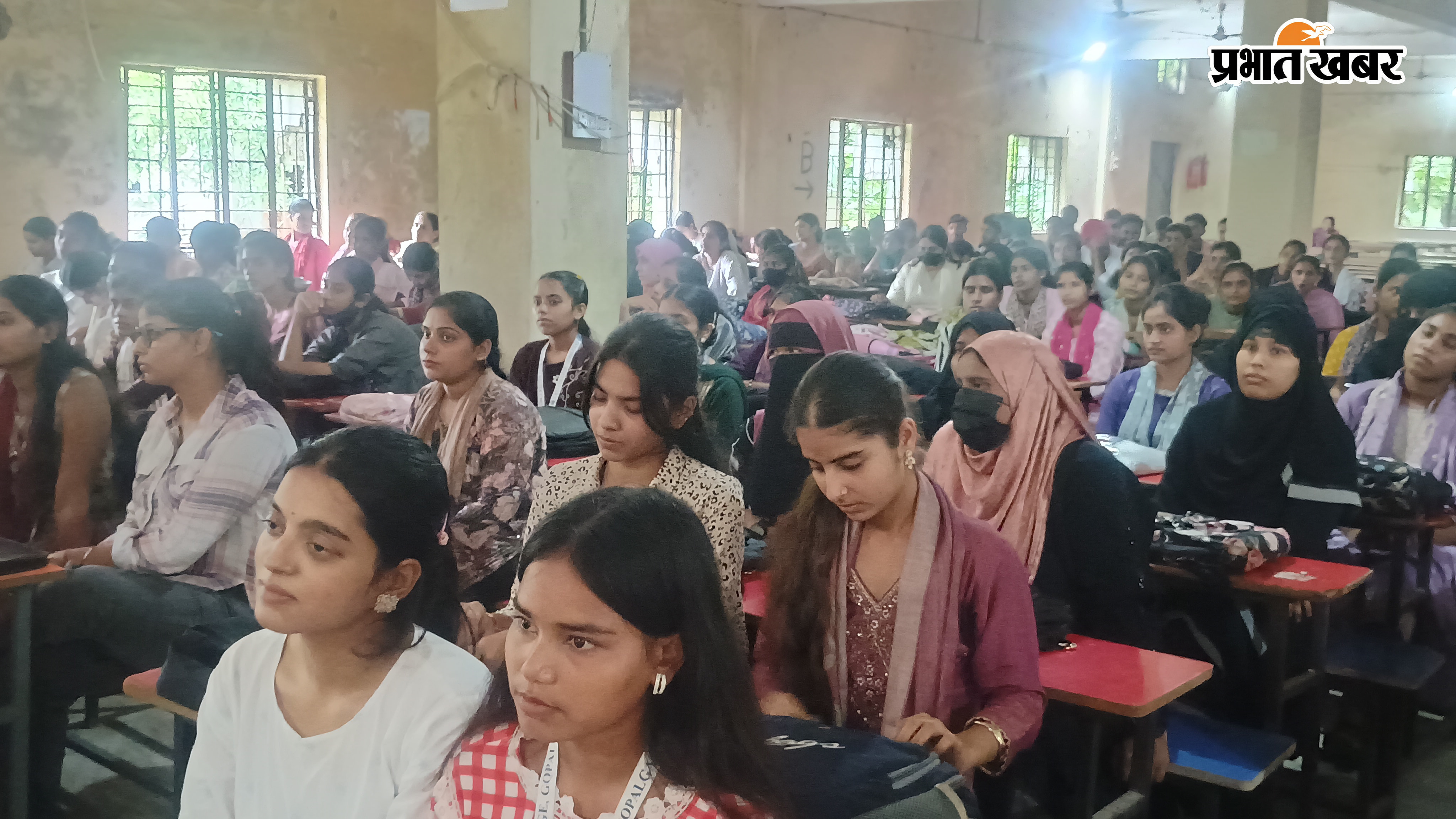फोटो:- प्राचार्य को साल देकर सम्मानित करते राजनीतिक विभाग के प्रोफेसर डॉ अनुजा सिंह फोटो:- कार्यक्रम में शामिल कॉलेज के प्राचार्य, शिक्षक व अतिथि फोटो:- कार्यक्रम में शामिल शिक्षक व छात्र छात्राएं फोटो:- कार्यक्रम में शामिल छात्र छात्राएं | Prabhat Khabar Network