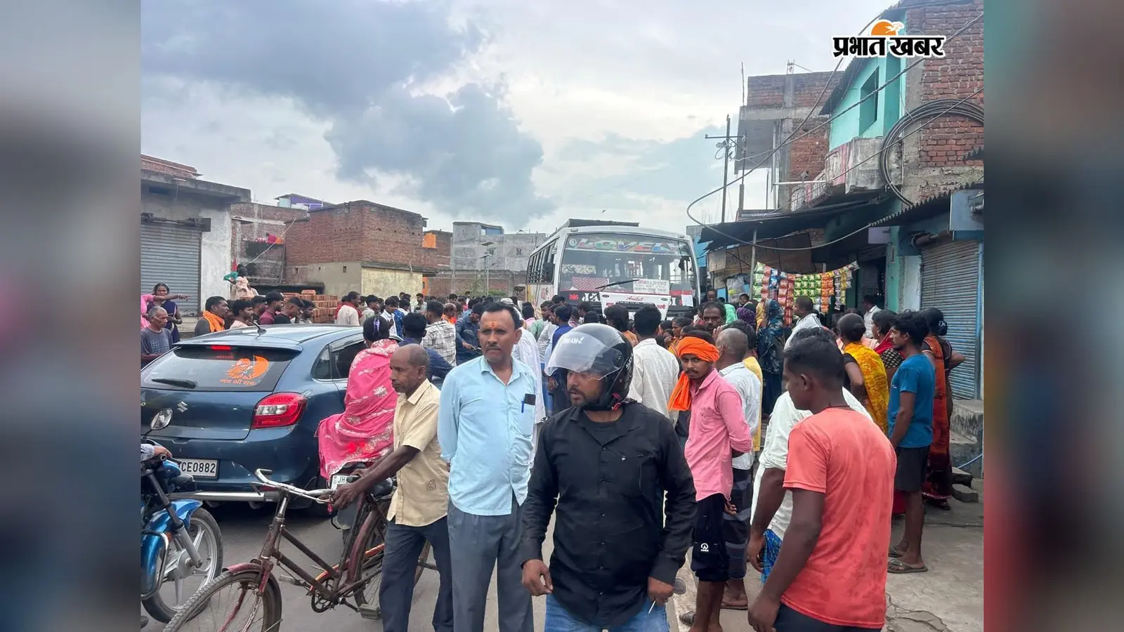 बस की चपेट में आने से बाइक सवार दो युवक गंभीर, हजारीबाग रेफर
