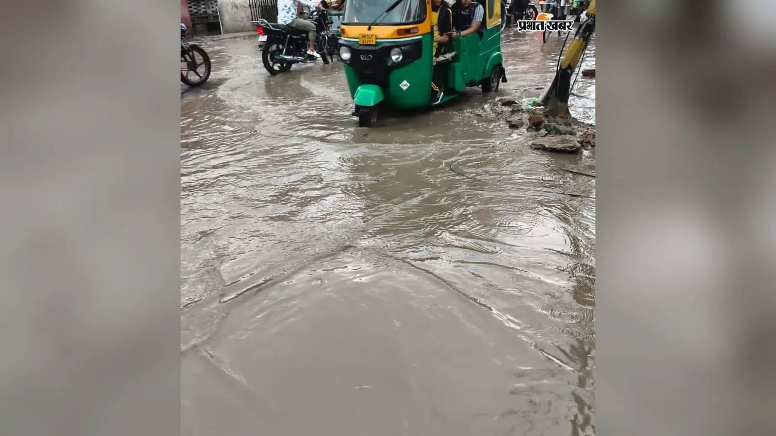 छपरा शहर का बरहमपुर-दरोगा राय चौक सड़क आज भी बदहाल, पूर्व सीएम के आदेश पर भी काम नहीं हुआ