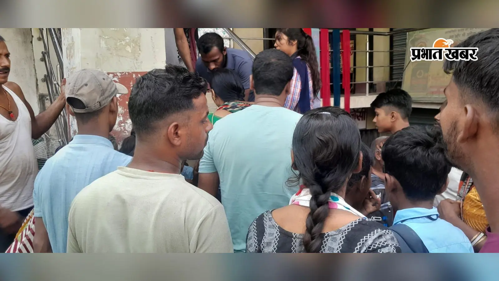 गया जी : गुरारू में सड़क के गड्ढे में फंसा स्कूली टोटो, पलटने से छात्र घायल; बारिश के बाद बढ़ी परेशानी