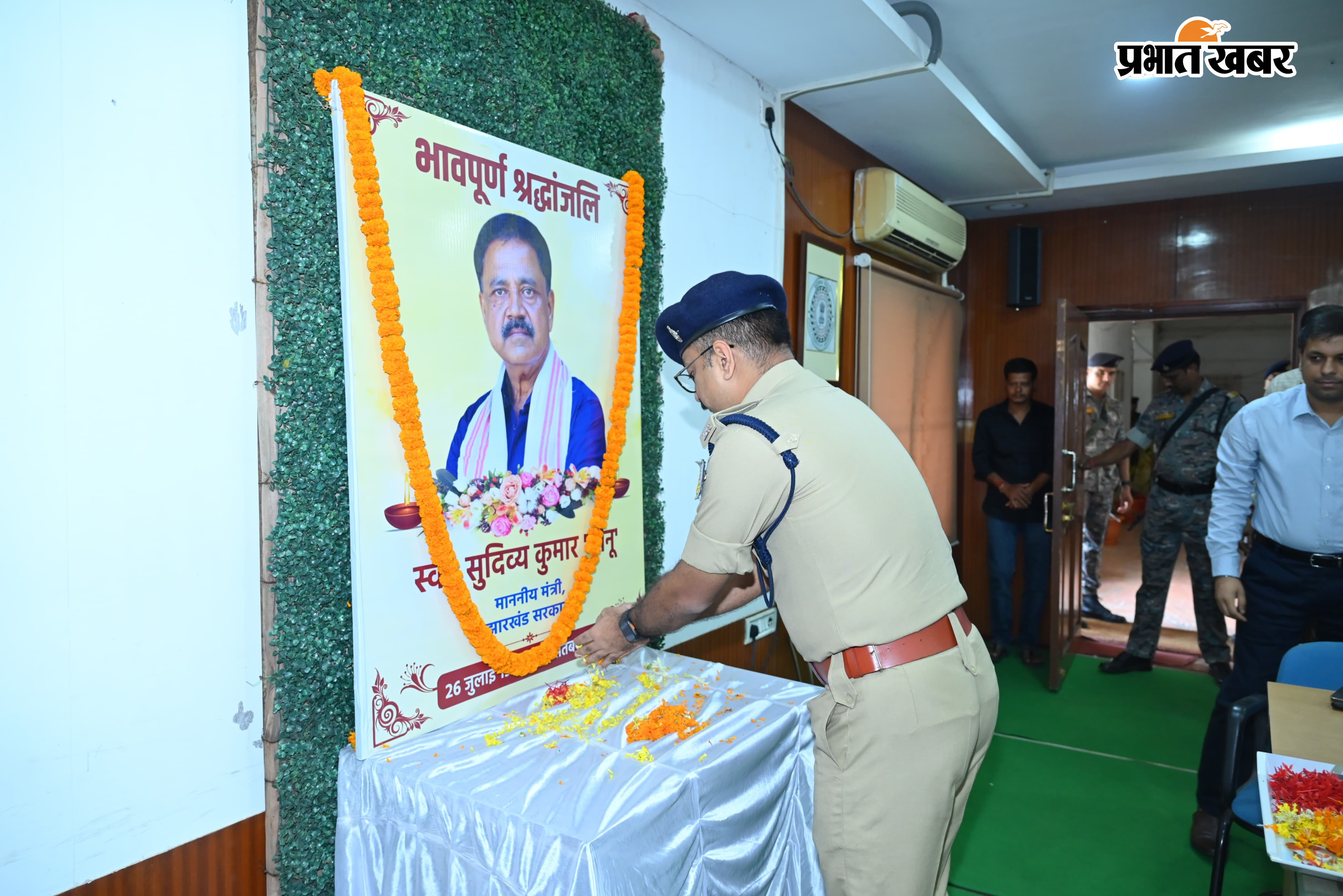 दिवंगत मंत्री के चित्र पर श्रद्धांजलि देते डीसी व एसपी और शोकसभा में शामिल पुलिस प्रशासनिक अधिकारी | Prabhat Khabar Network