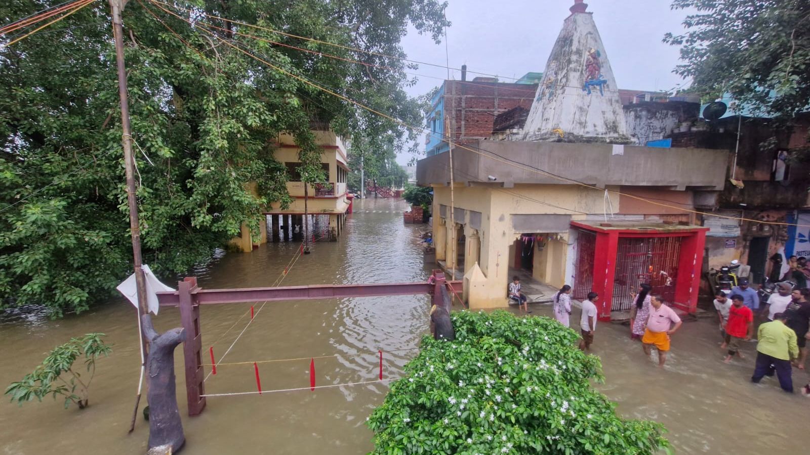 नदी का पानी गांव तक फैला
