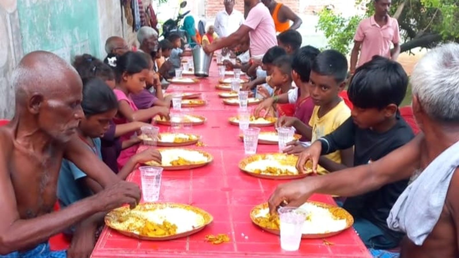 बाढ़ प्रभावित लोगों के लिए सामुदायिक किचन 