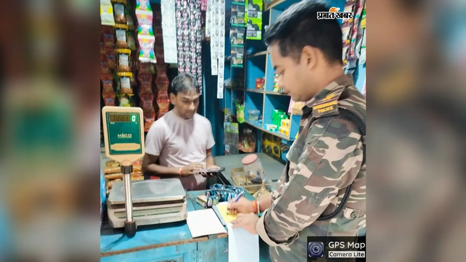 घाटोटांड़ में तंबाकू उत्पादों के खिलाफ छापेमारी, आधा दर्जन दुकानदारों के चालान कटे