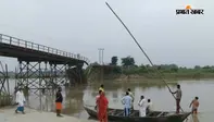 अमौर में पुल टूटा तो बढ़ी मुश्किल, छोटी नाव से नदी पार करने को मजबूर ग्रामीण : बड़ी नाव की मांग