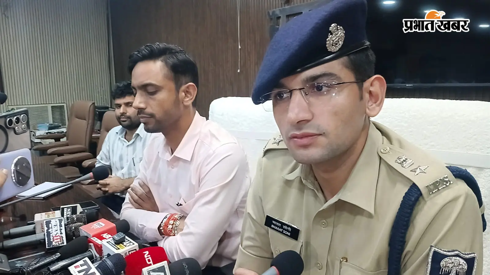 सीवान में महावीरी जुलूस शांतिपूर्ण संपन्न, DM -SP ने की समीक्षा; CCTV फुटेज से उपद्रवियों पर होगी कार्रवाई