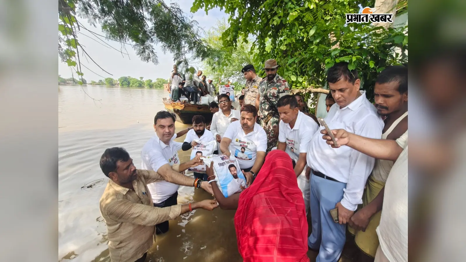 वैशाली के राघोपुर में बाढ़ पीड़ितों के बीच पहुंची LJP, चिराग पासवान के निर्देश पर बांटी गयी राहत सामग्री