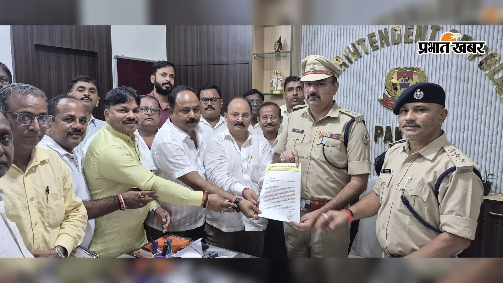 आमड़ापाड़ा ज्वेलर्स लूट कांड: आरोपियों की गिरफ्तारी और माल बरामदगी को लेकर सोनार महापरिवार ने एसपी को सौंपा ज्ञापन