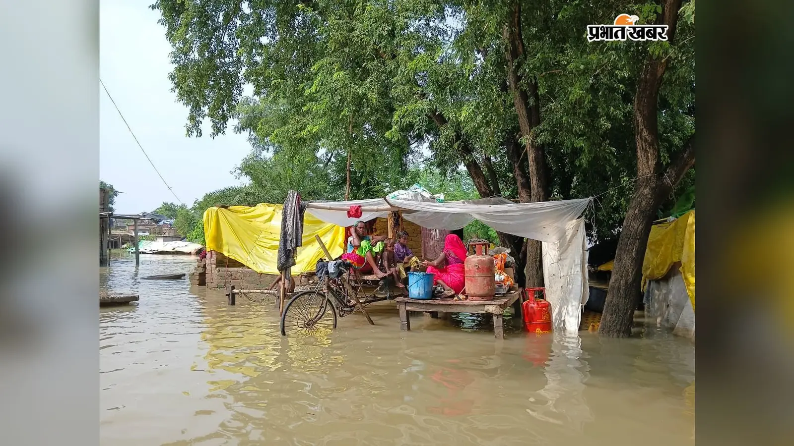 वैशाली के राघोपुर में बाढ़ का संकट बरकरार, सामुदायिक किचन कागज पर चलने का आरोप, पॉलीथिन वितरण में धांधली