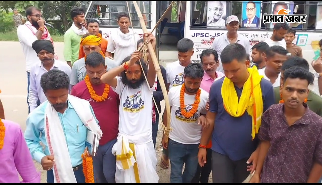 फोटो   बिरसा मुंडा की प्रतिमा पर माल्यार्पण करते देवेंद्र नाथ महतो   फोटो   कार्यक्रम में शामिल देवेंद्र नाथ महतो एवं अन्य | Prabhat Khabar Network