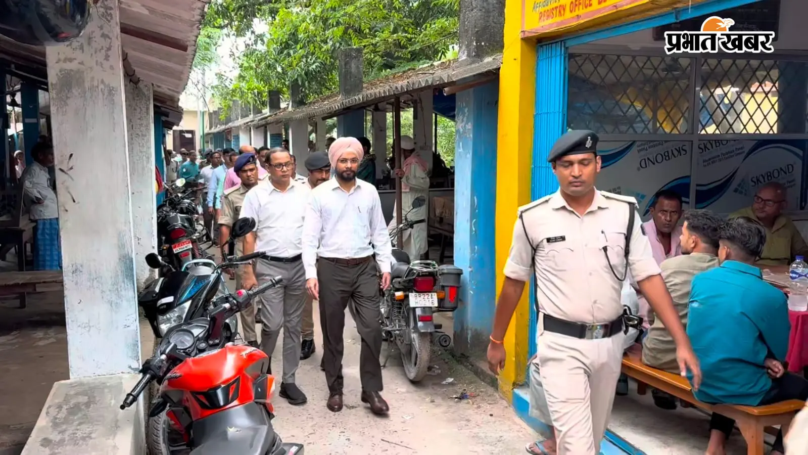 बेतिया निबंधन कार्यालय में डीएम तरनजोत सिंह का छापा, बिचौलिया को पकड़ भेजवाया थाने, सर्विस प्रोवाइडरों को सख्त अल्टीमेटम
