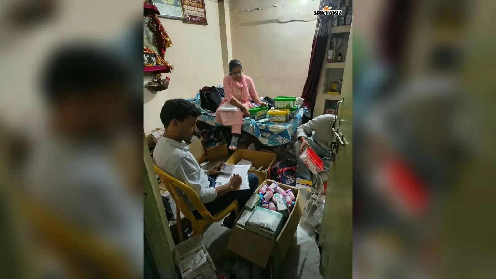 भभुआ में एलआईसी भवन की चौथी मंजिल पर छापेमारी, भारी मात्रा में अवैध दवाएं बरामद
