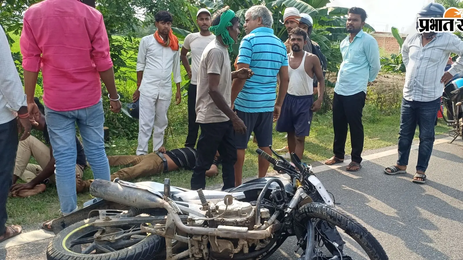 डुमरा बस स्टैंड के पास अज्ञात वाहन ने बाइक में मारी टक्कर, दो युवक गंभीर
