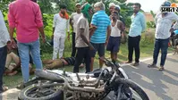 डुमरा बस स्टैंड के पास अज्ञात वाहन ने बाइक में मारी टक्कर, दो युवक गंभीर
