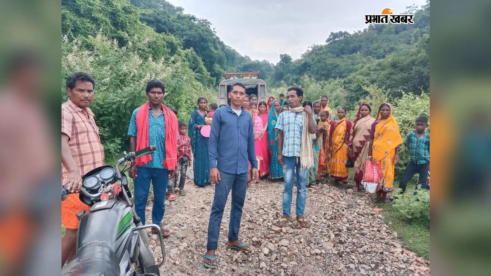 गावां की इस सड़क पर कदम-कदम पर गड्ढे, बारिश में और बिगड़ती है हालत; मरम्मत की मांग