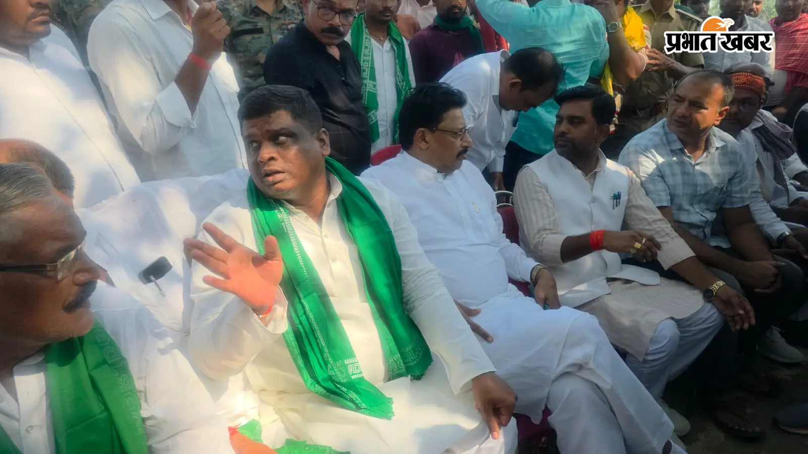 औरंगाबाद : सामूहिक दुष्कर्म पीड़िता के घर पहुंचे सांसद अभय कुशवाहा, बोले- स्पीडी ट्रायल से जल्द मिले सजा