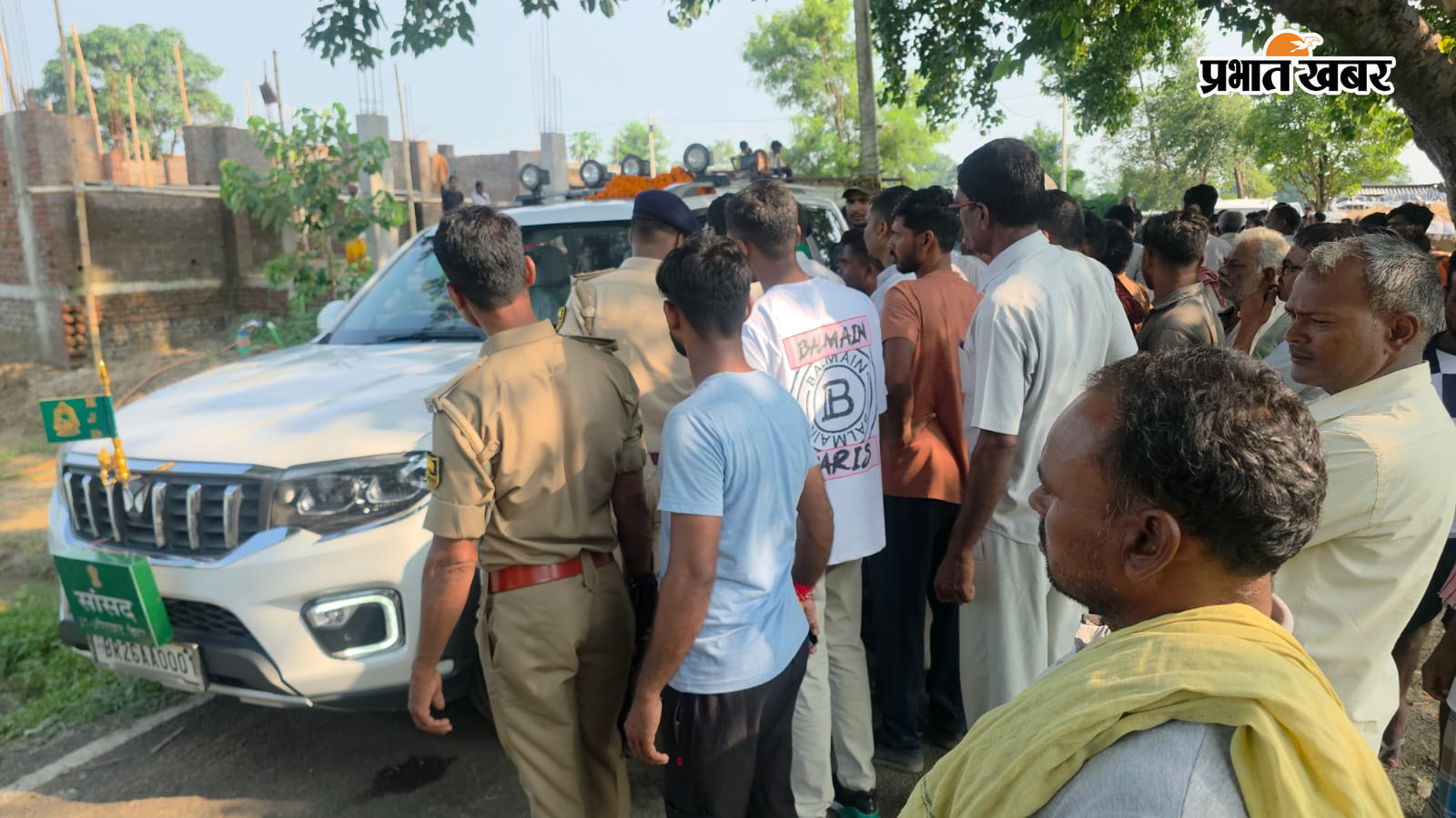 परिजनों से मिलकर जानकारी प्राप्त करते हैं सांसद प्रमुख व अन्य | Prabhat Khabar Network