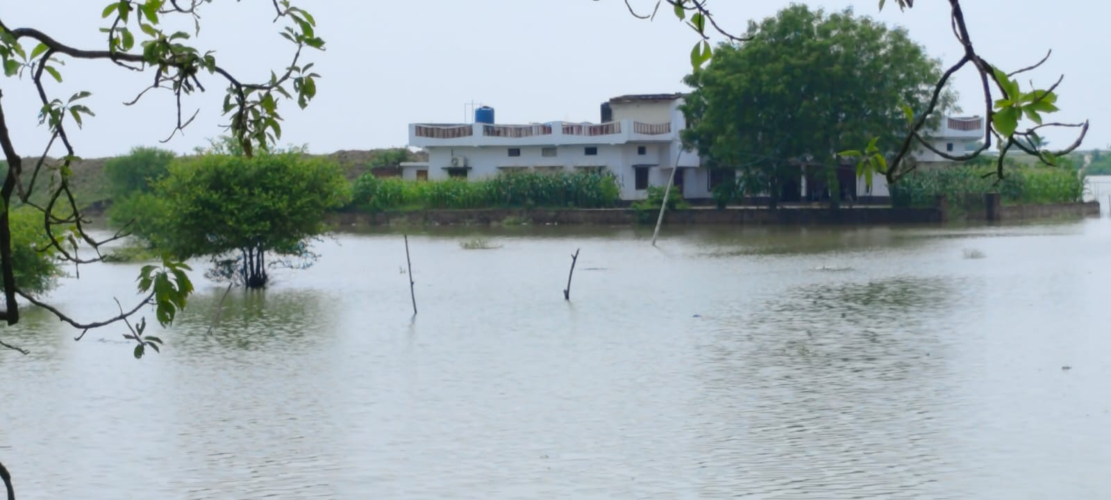 बाढ़ का पानी में डूबा महल
