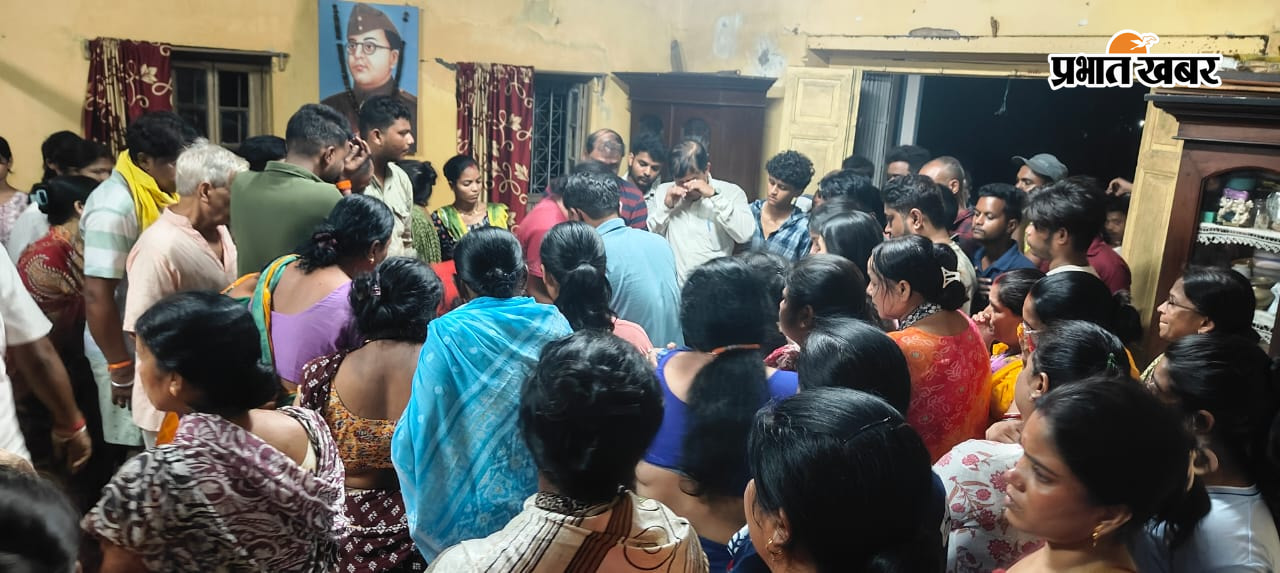7जी 20- मासूम के शव से लिपट कर बिलखते परिजन. 7जी 21-मासूम की मौत के बाद घर में उमड़ी भीड़  | Prabhat Khabar Network