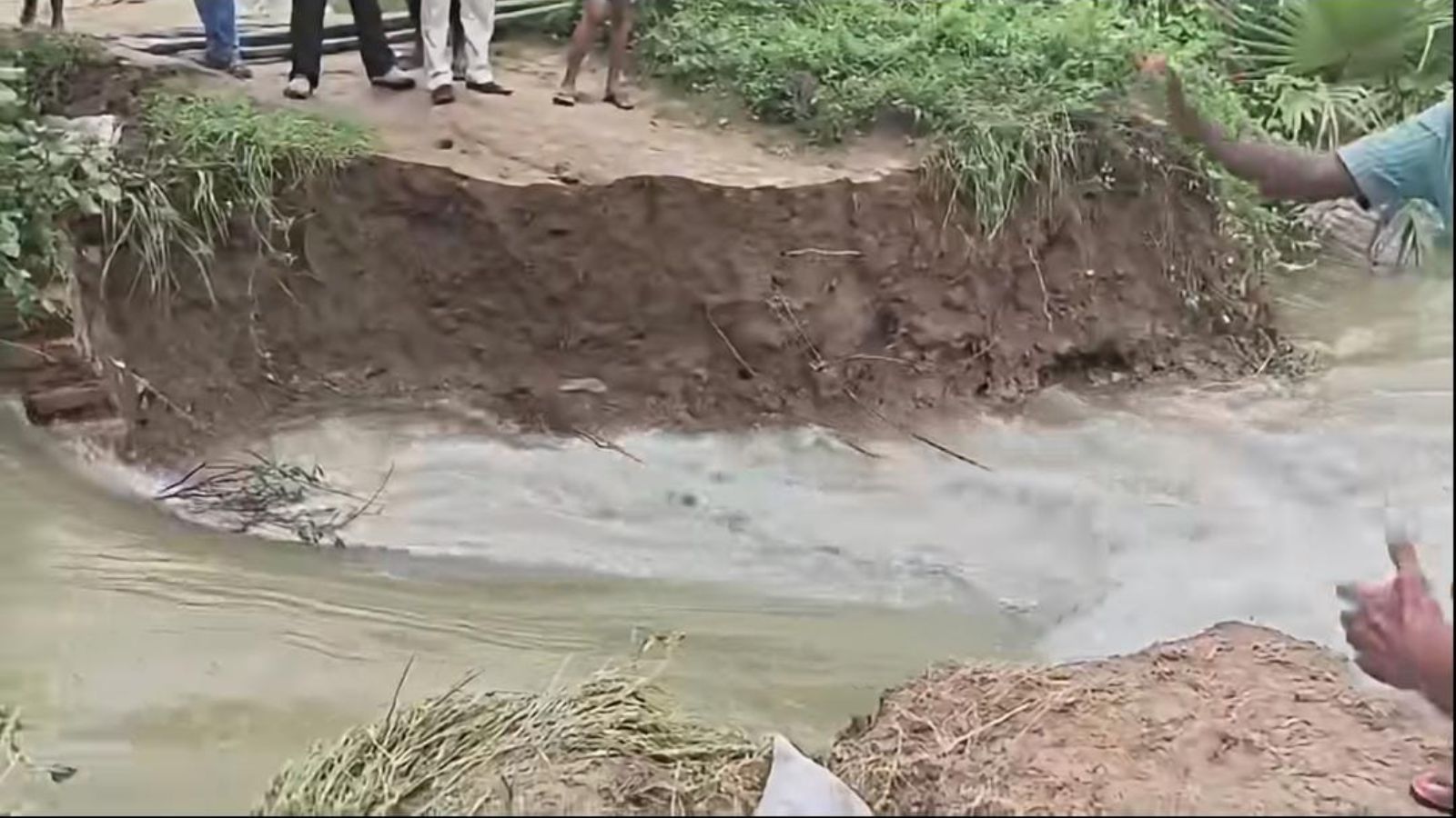 पुनपुन नदी में कटाव से गांव में पहुंचा पानी