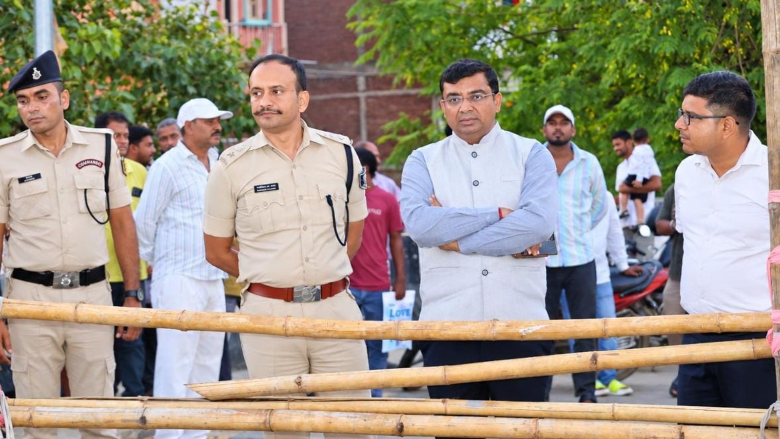राहत कार्य का जायजा लेते डीएम-एसएसपी