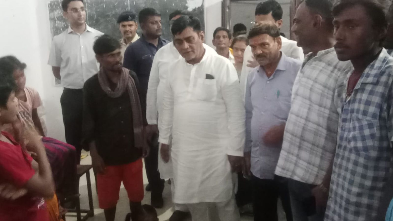 बाढ़ प्रभावित क्षेत्र का जायजा लेते मंत्री रामकृपाल यादव