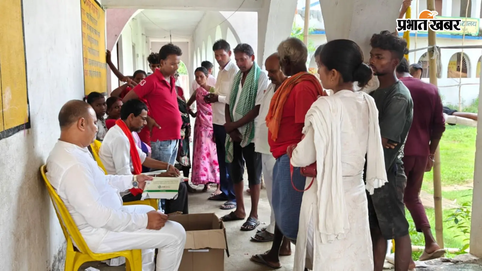 पटना में बाढ़ पीड़ितों के लिए सामुदायिक रसोई, मुखिया खुद परोस रहे भोजन; राहत शिविर में मिल रही जरूरी सुविधाएं