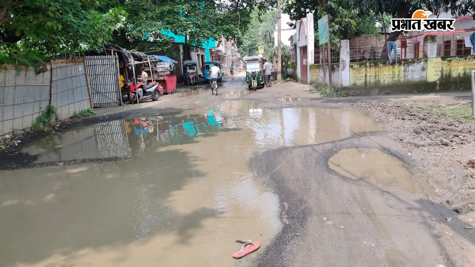 महाराजपुर में फैले बाढ़ के पानी से सड़क बनी तालाब,आवागमन में लोगों को परेशानी
